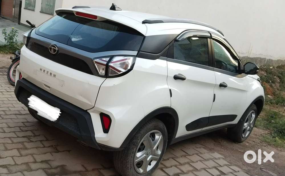 Tata Nexon Petrol 2022 Sunroof Variant 22000 Driven 1st Owner