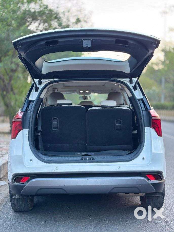 Mahindra Xuv700 Ax 5 Petrol Mt 7 Str (e), 2022, Petrol