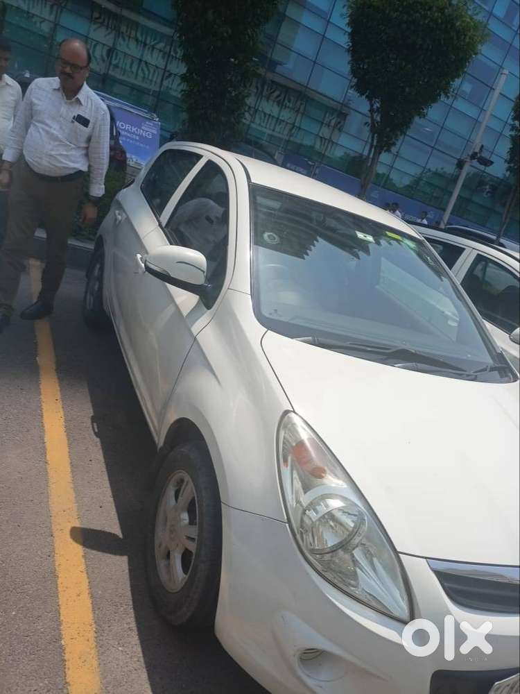 I20 Car White, Petrol, Sports For Sale