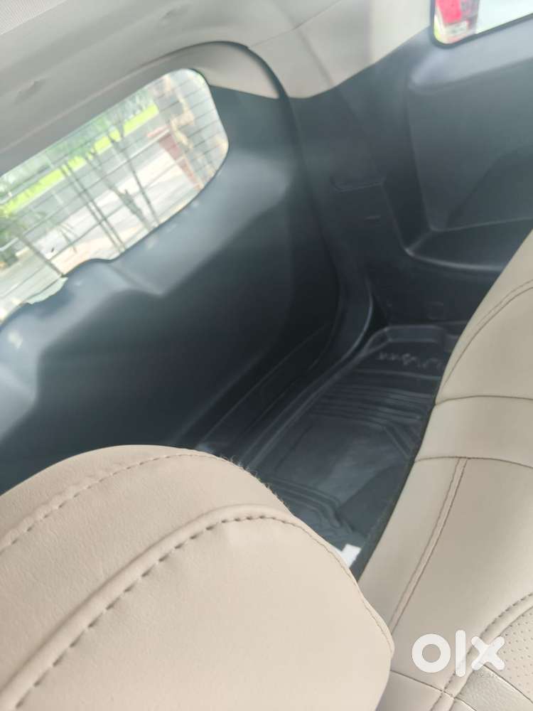 Mahindra Xuv700 2.0 Ax 5 Petrol Mt Str, 2022, Petrol