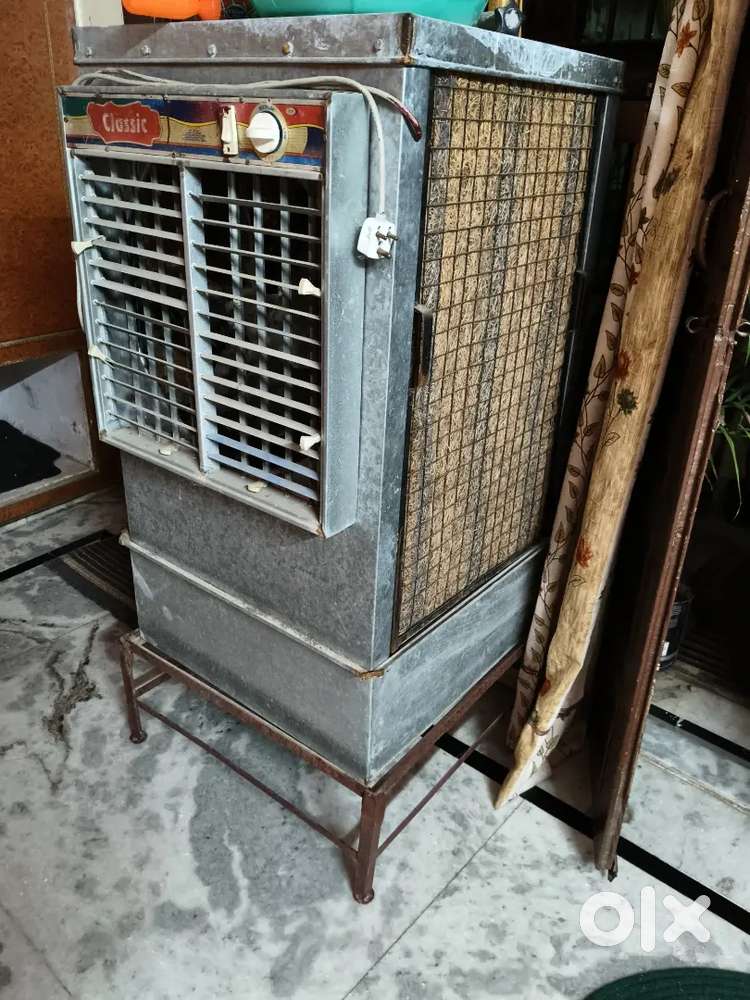 Cooler with stand