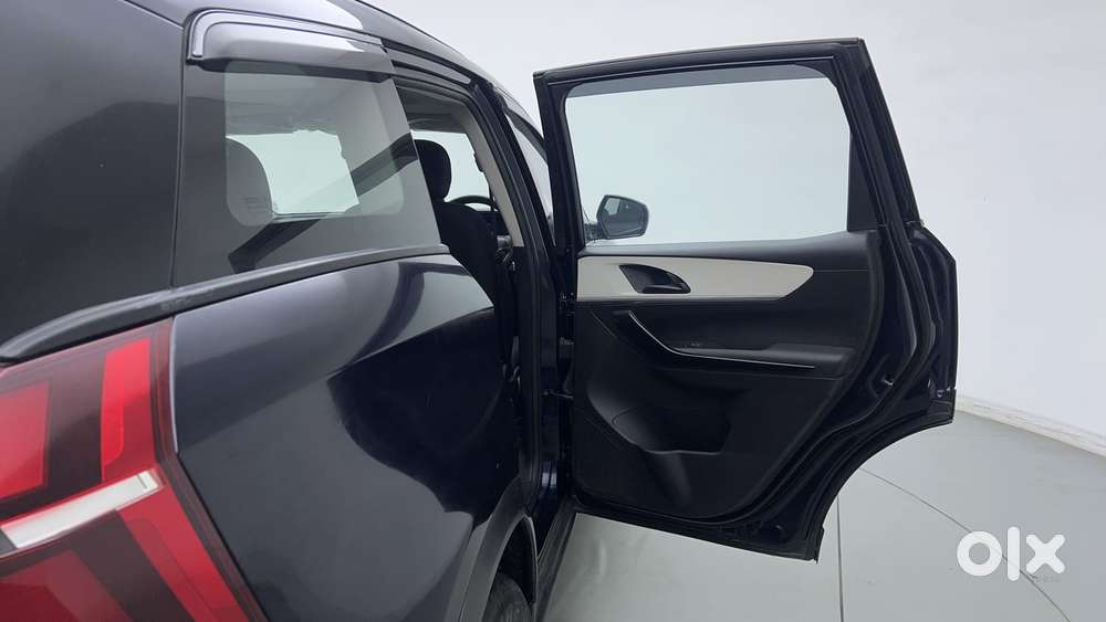 Mahindra Xuv700 2.0 Ax 5 Petrol At Str, 2023, Petrol