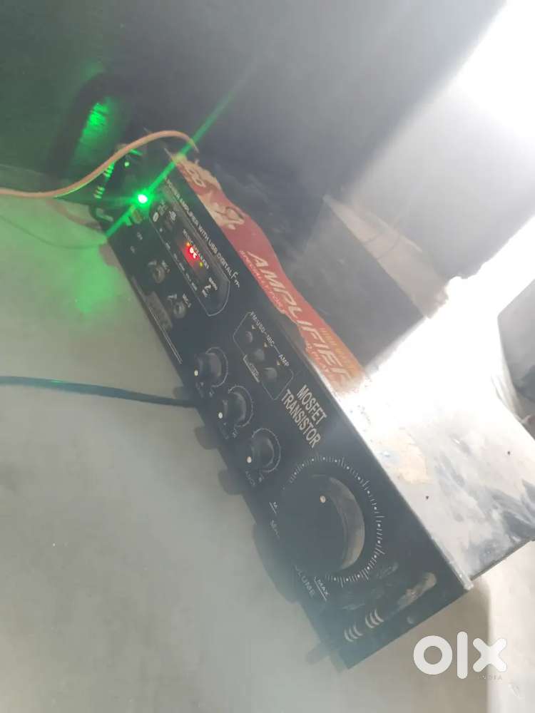 Amplifier with speakers and base