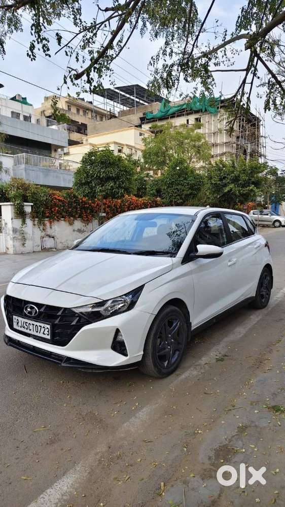 Hyundai I20 Sportz 1.2 Ivt Dual Tone, 2022, Cng & Hybrids