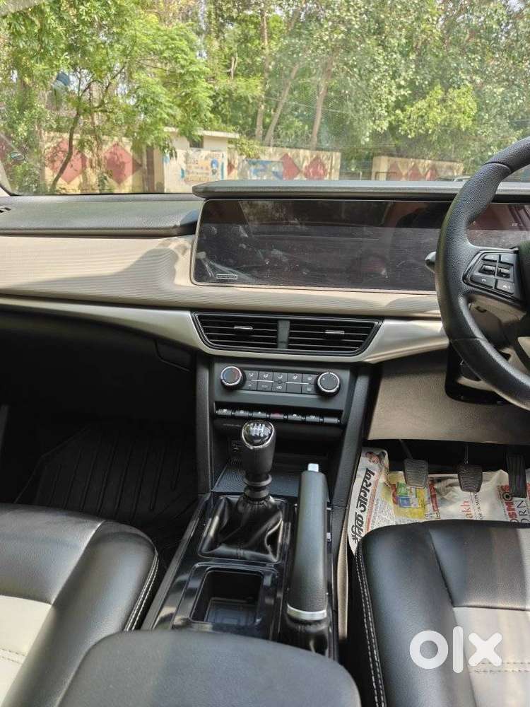 Mahindra Xuv700 2.0 Ax 5 Petrol Mt Str, 2023, Petrol