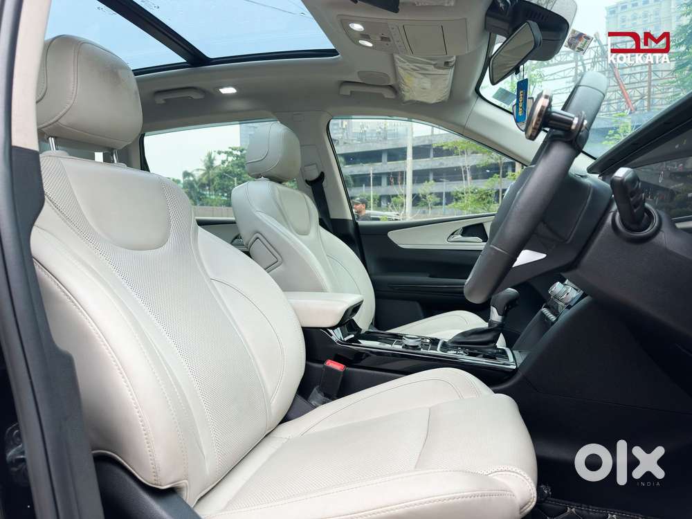 Mahindra Xuv700 2.0 Ax 7 Petrol At Luxury Pack Str, 2025, Petrol
