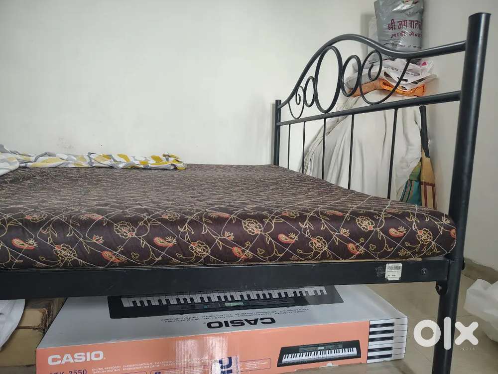 Iron metal Bed queen size detachable in Good condition