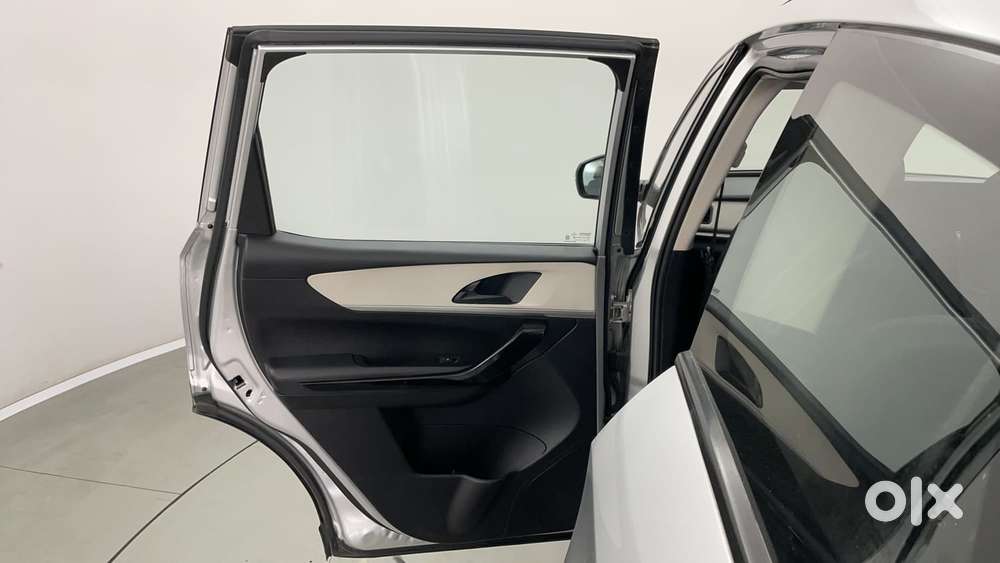 Mahindra Xuv700 2.2 Ax 5 Diesel At 7 Str, 2022, Diesel