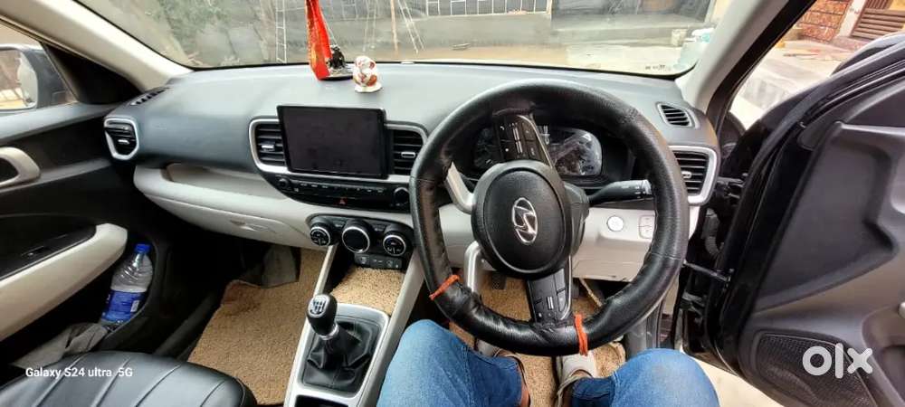 Hyundai Venue 2024 Petrol 25000 Km Driven