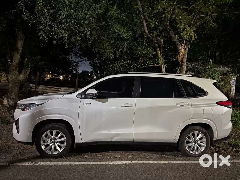 Toyota Innova Hycross 2.0 Zx Hybrid 7 Str, 2023, Petrol
