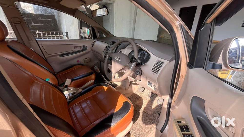 Innova Petrol Cng 8seater Fully Functional Car