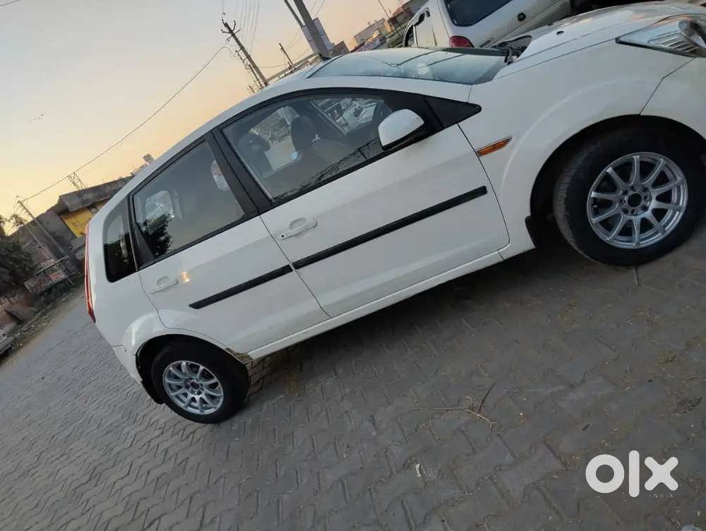 Ford Figo 2014 Diesel 129000 Km Driven White Colour