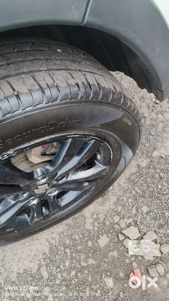 Maruti Suzuki Brezza 2018 New Tyre