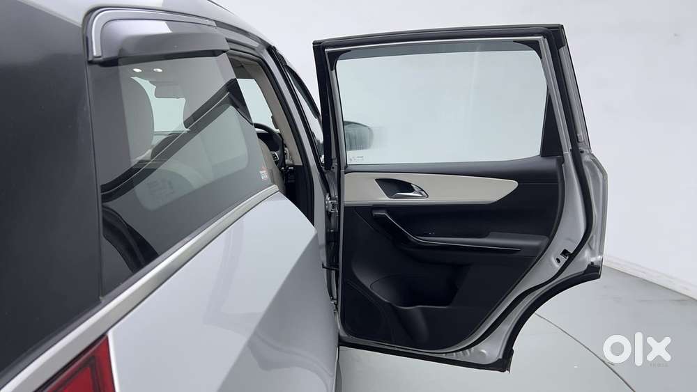 Mahindra Xuv700 2.0 Ax 7 Petrol At Luxury Pack Str, 2023, Petrol
