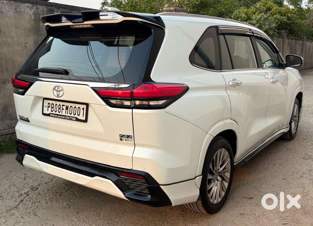 Toyota Innova Hycross, 2025, Petrol