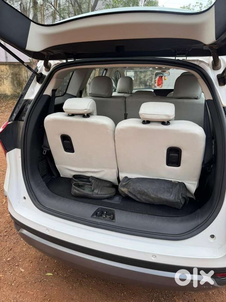 Mahindra Xuv700 Like Showroom