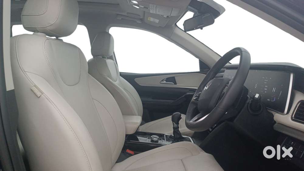 Mahindra Xuv700 2.0 Ax 7 Petrol Mt Str, 2024, Petrol