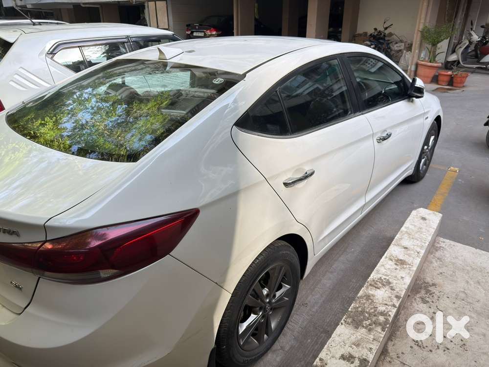 Hyundai Elantra - Manual- Diesel- Drives Like A New Car
