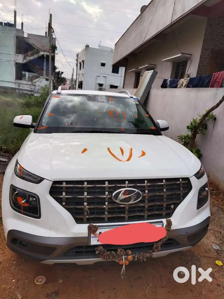 Hyundai Venue 2021 Petrol 33500 Km Driven