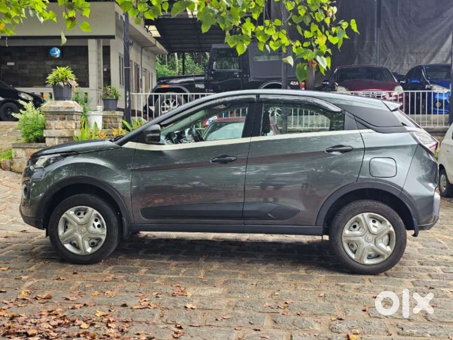 Tata Nexon 1.2 Revotron Xt, 2023, Petrol
