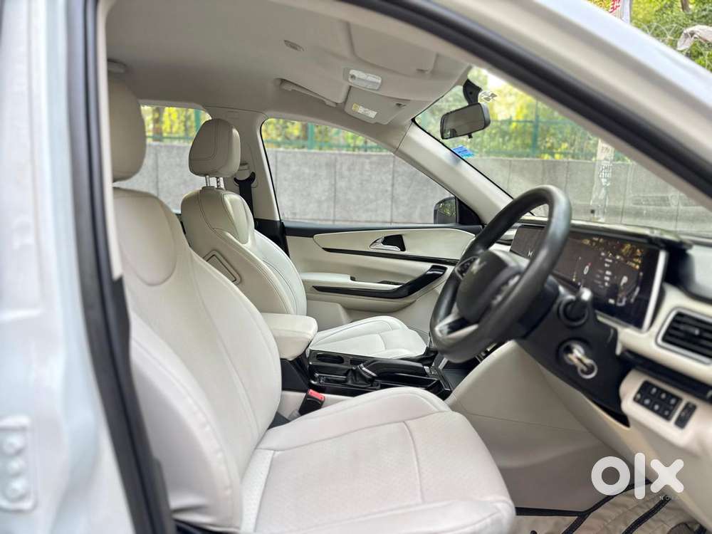 Mahindra Xuv700 2.0 Ax 3 Petrol At 5 Str, 2022, Petrol
