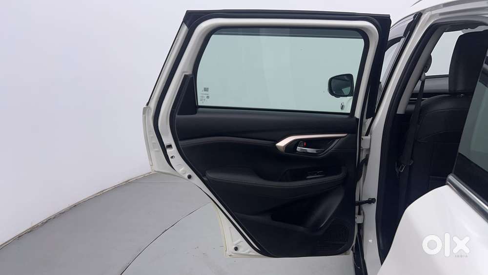Maruti Suzuki Grand Vitara 1.5 Alpha Plus Intelligent Hybrid Ecvt, 2..