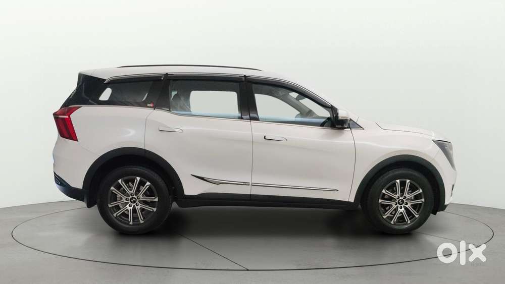 Mahindra Xuv700 2.0 Ax 7 Petrol Mt Str, 2025, Petrol