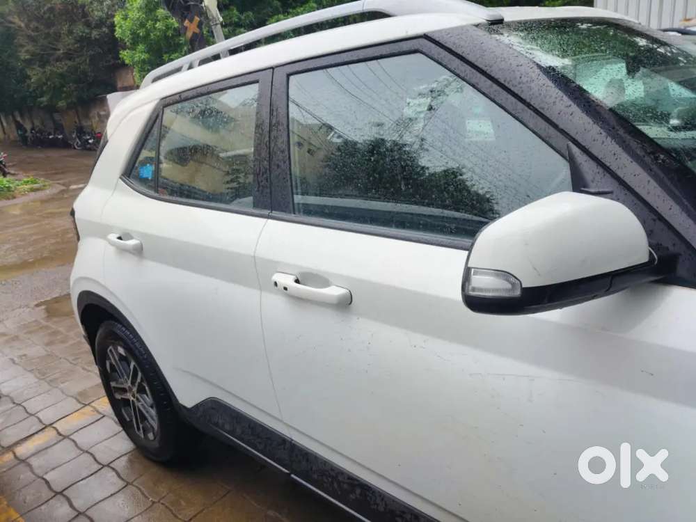 Hyundai Venue 1st Owner 2022 New Shape White Colour