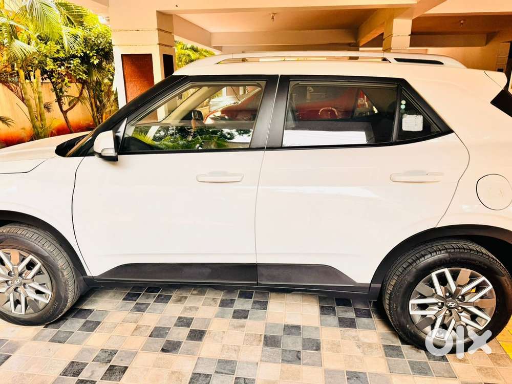 Hyundai Venue 2022 Petrol 25000 Km Driven