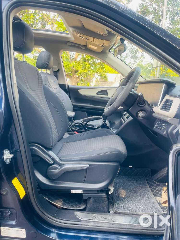 Mahindra Xuv700 2.0 Ax 5 Petrol Mt Str, 2022, Petrol