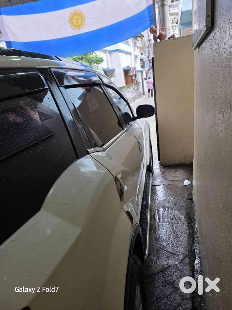 Mahindra Xuv W10
