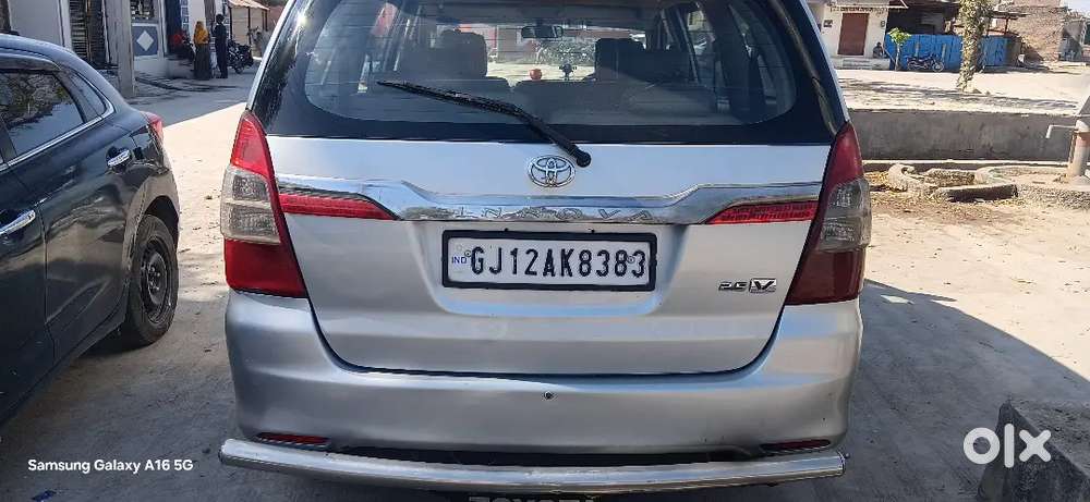 वेल मैनटैन इनोवा कार चालू हालत में है