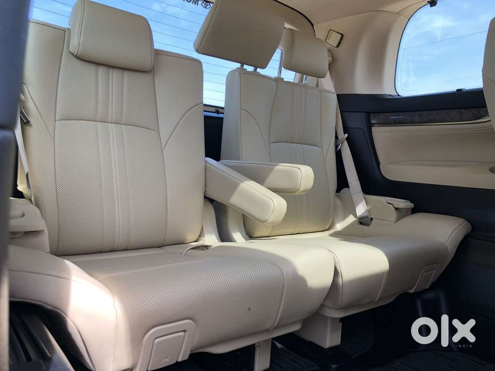 Toyota Vellfire 2.5 Executive Lounge, 2023, Cng & Hybrids