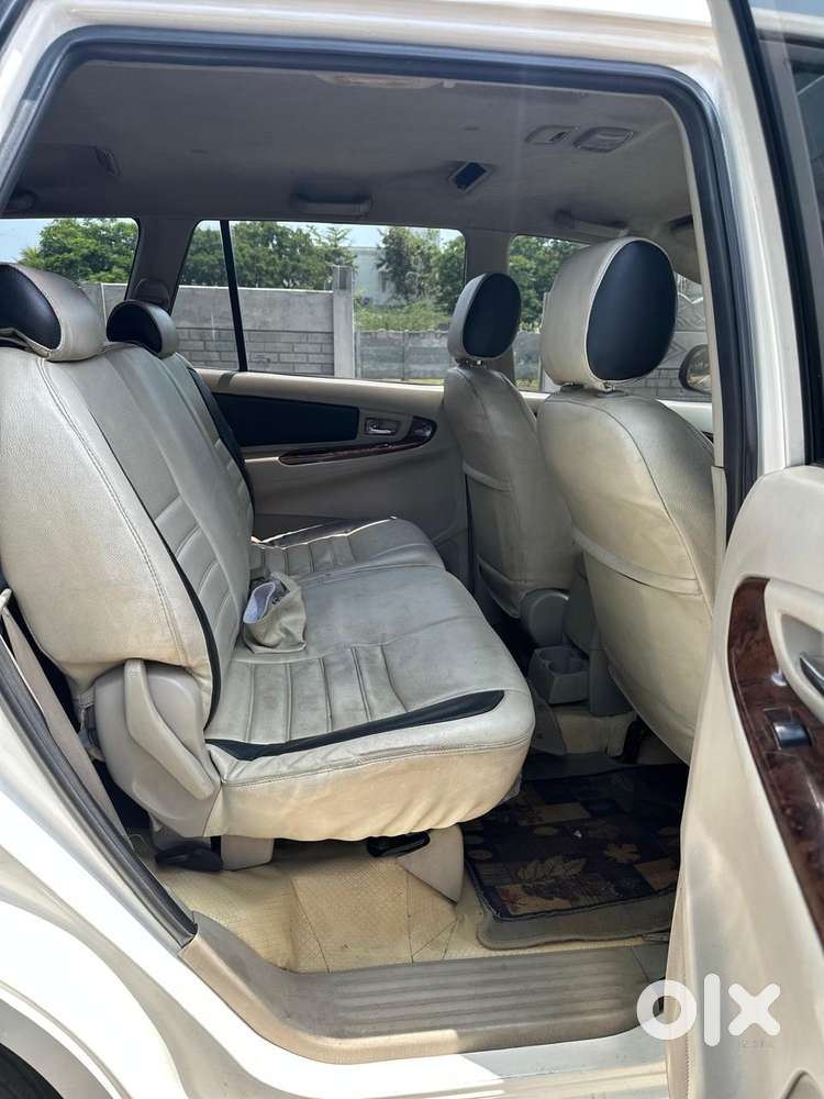 Toyota Innova 2004-2011 2.5 V Diesel 8-seater, 2014, Diesel