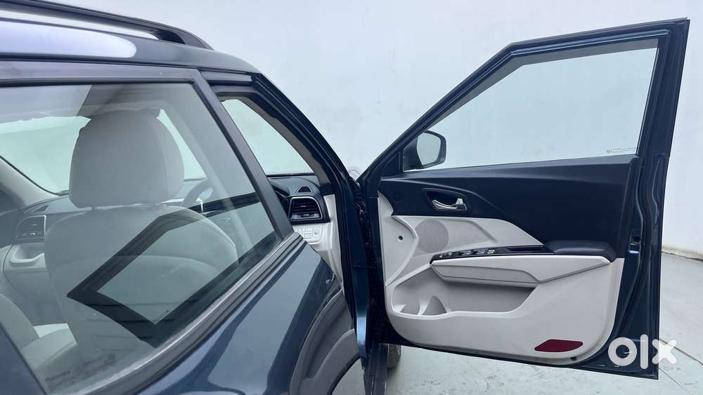 Mahindra Xuv300 1.2 W8 (o) Amt Petrol, 2021, Petrol
