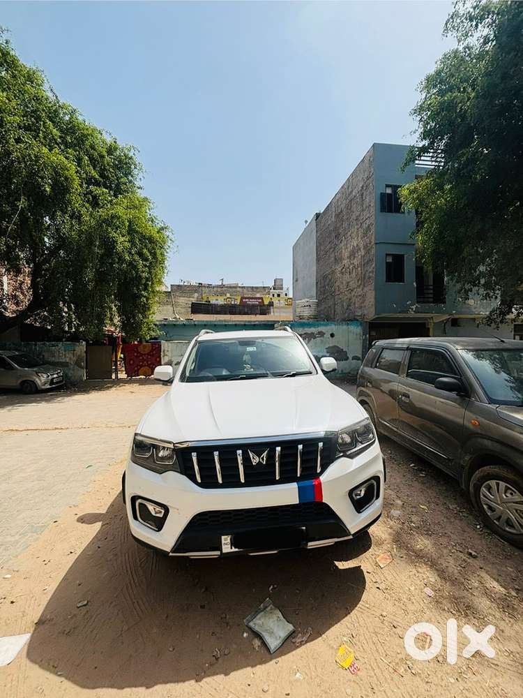 Mahindra Petrol Car 2025 (hr 26 3434)