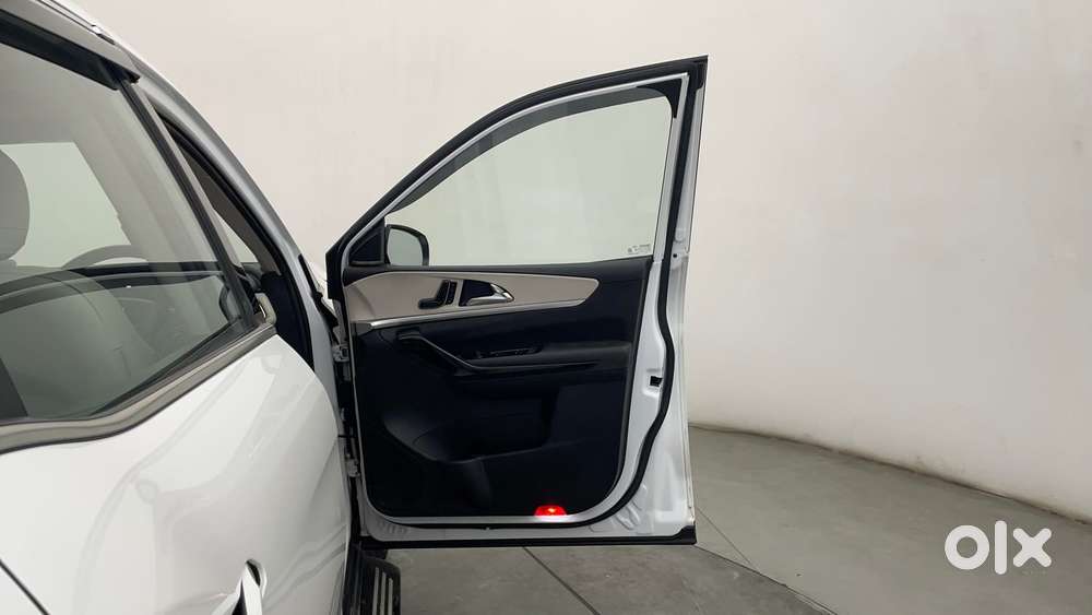 Mahindra Xuv700 2.0 Ax 7 Petrol At Luxury Pack Str, 2022, Petrol