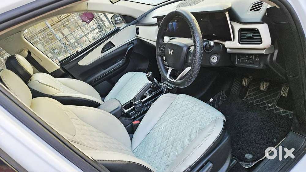 Mahindra Xuv700 2.0 Ax 5 Petrol Mt 7 Str, 2022, Petrol