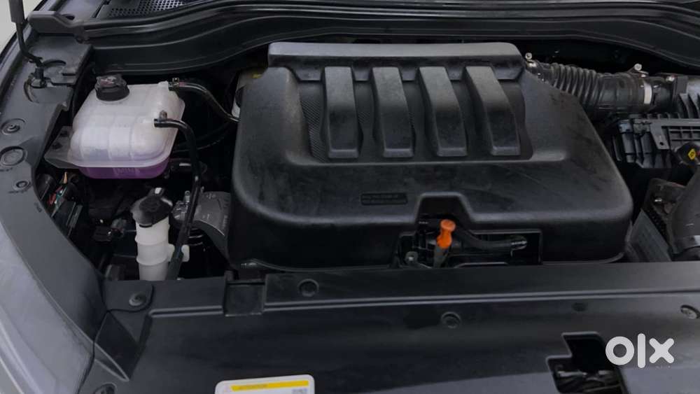 Mahindra Xuv700 2.0 Ax 7 Petrol Mt Str, 2025, Petrol