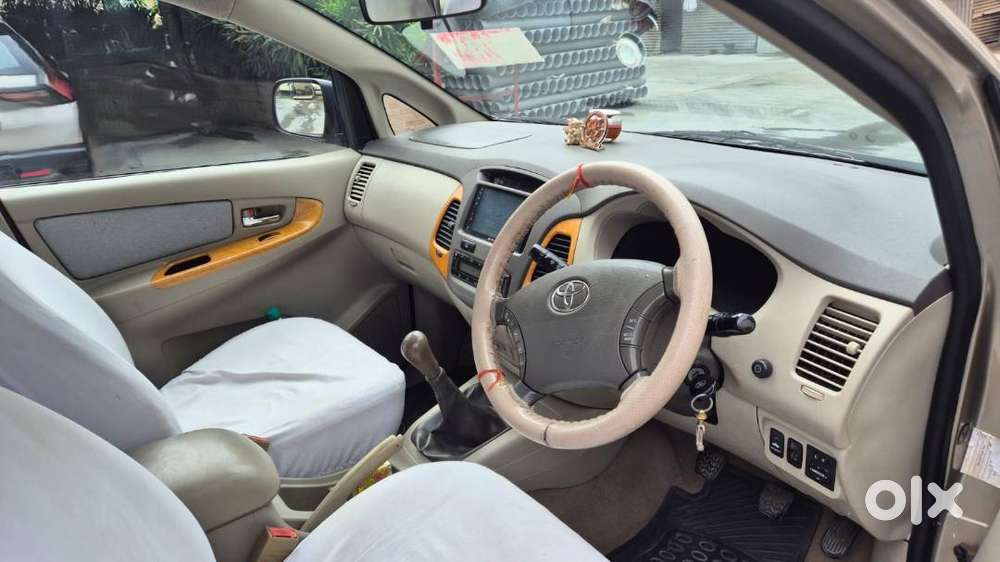 Toyotainnova 2.5v 8seater Diesel