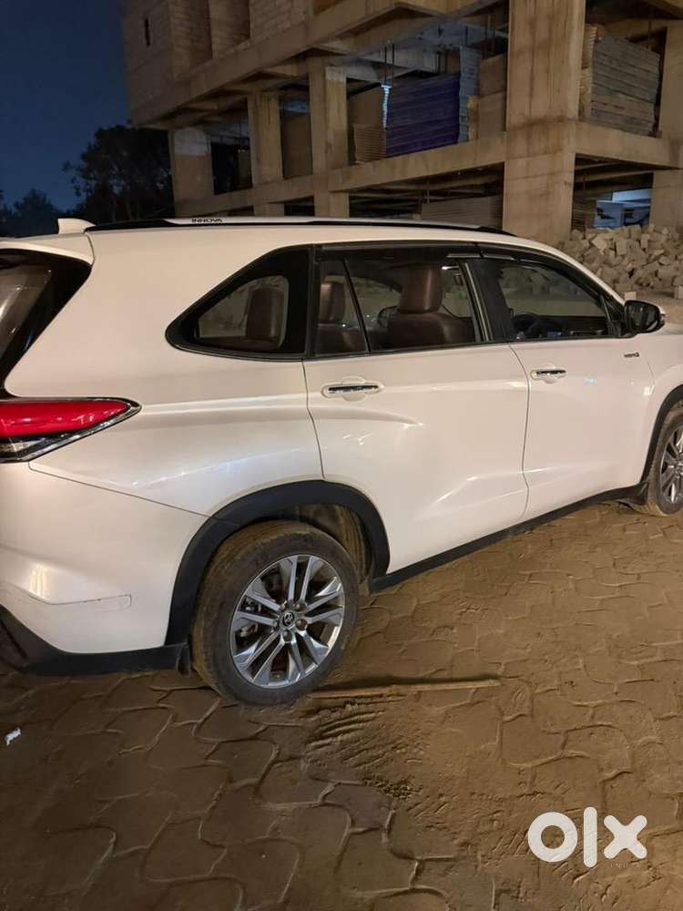 Toyota Innova Hycross 2024 Petrol 23500 Km Driven