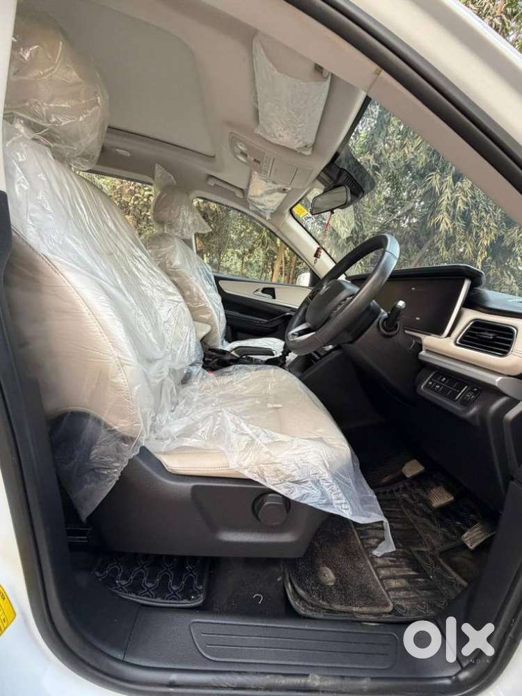 Mahindra Xuv700 2.2 Ax 7 Diesel Mt Luxury Pack Str, 2025, Diesel