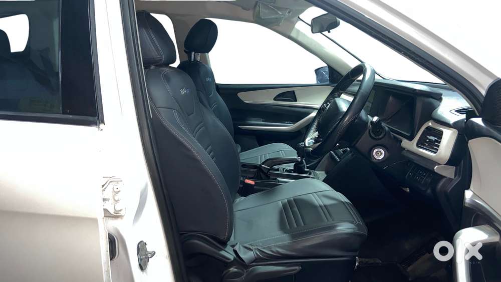 Mahindra Xuv700 2.0 Mx Petrol Mt 5 Str, 2023, Petrol