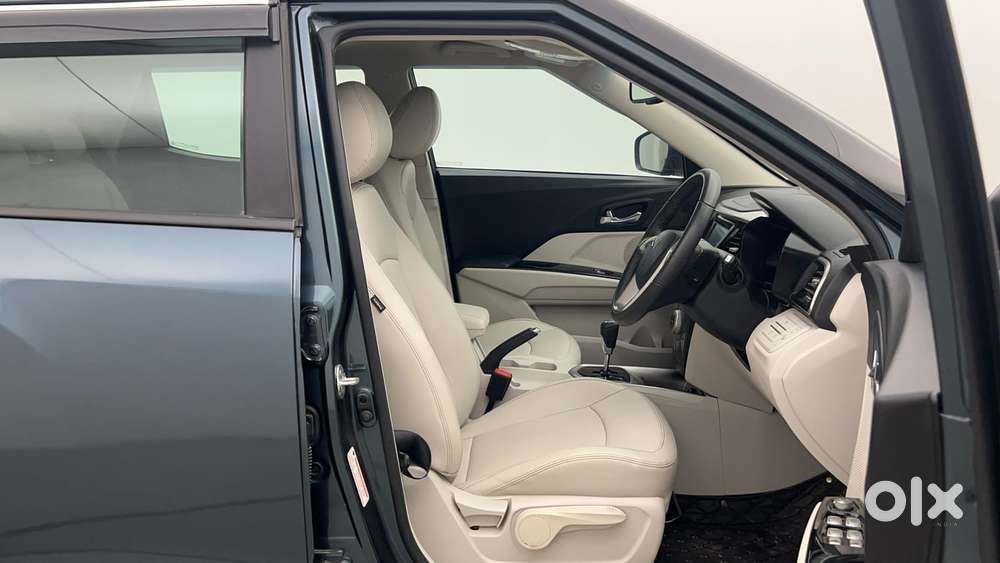 Mahindra Xuv300 1.2 W8 (o) Amt Petrol, 2024, Petrol
