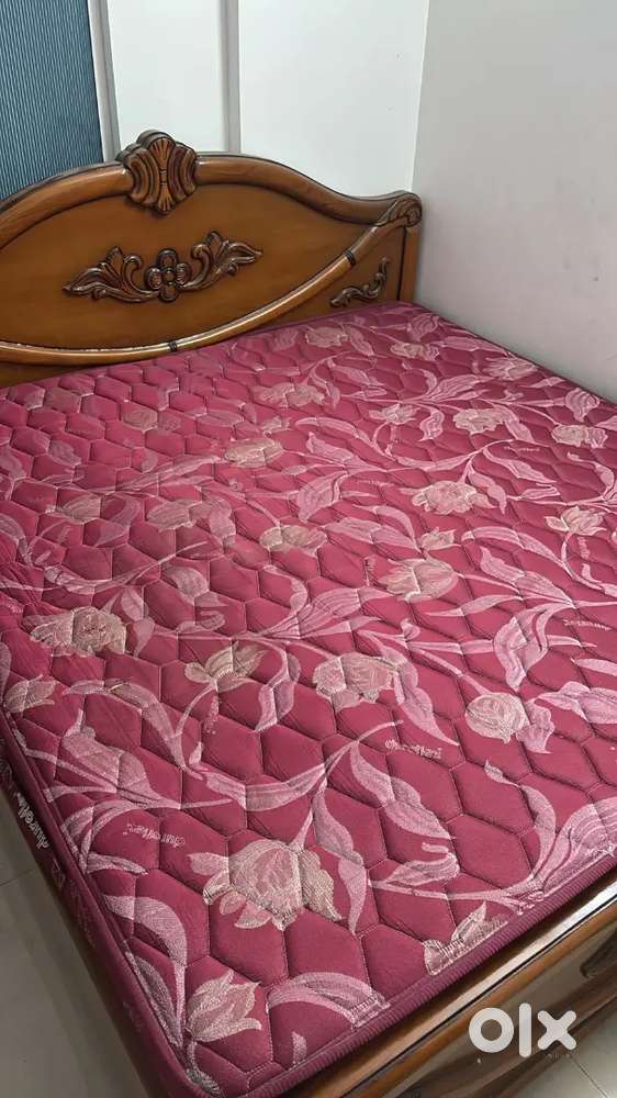 Red colour queen bed 6.5 *6.5 size