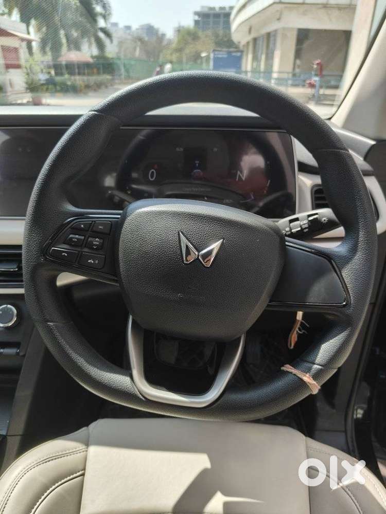 Mahindra Xuv700 2.0 Ax 5 Petrol Mt 7 Str, 2023, Petrol