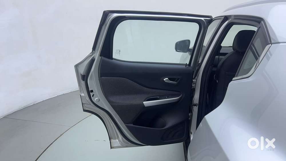Nissan Magnite 1.0 Xv Premium, 2022, Petrol