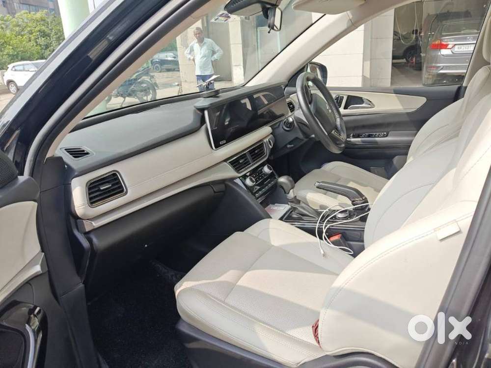 Mahindra Xuv700 2.0 Ax 7 Petrol At Str, 2024, Petrol
