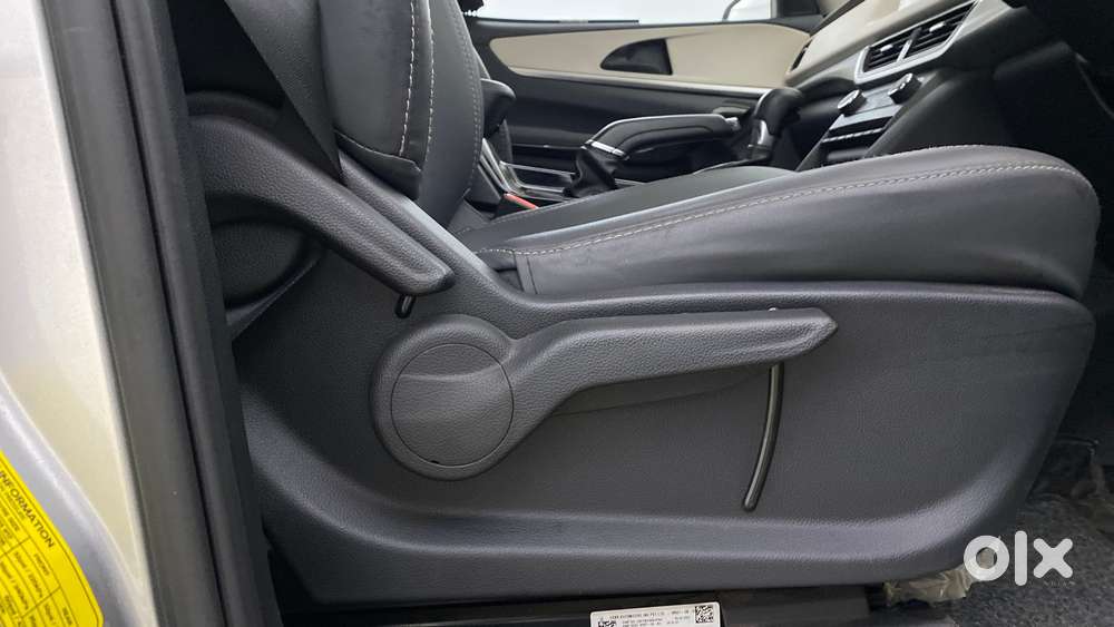 Mahindra Xuv700 2.0 Ax 5 Petrol At Str, 2022, Petrol