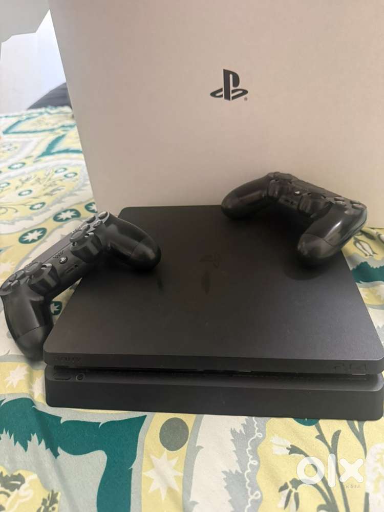 Playstation 4 slim -1tb with 2 controllers